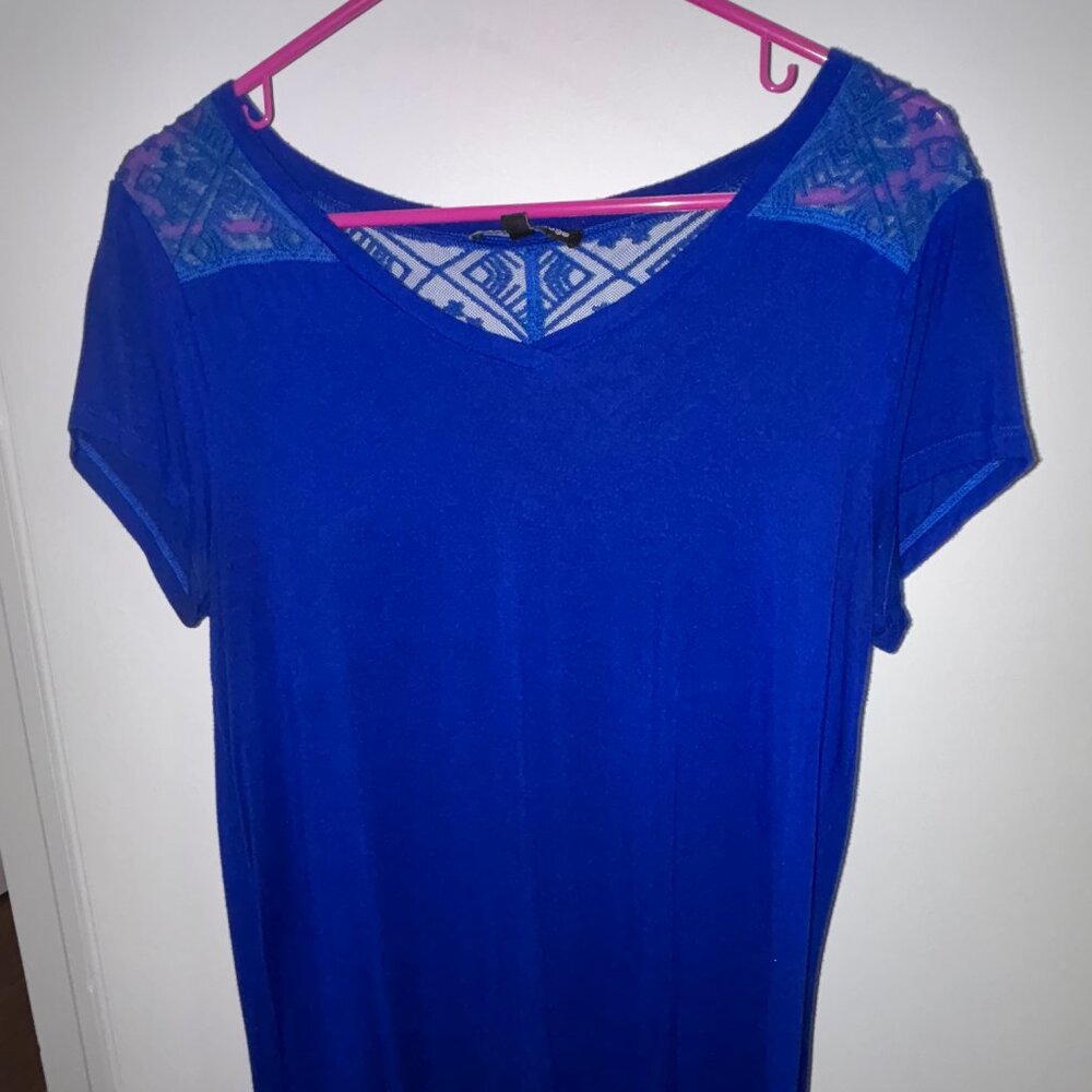 Cable & Gauge Short Sleeve Tee with Sheer Neck and Sleeve Details, Size L